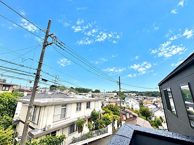 住宅街を見渡すバルコニーからの眺望