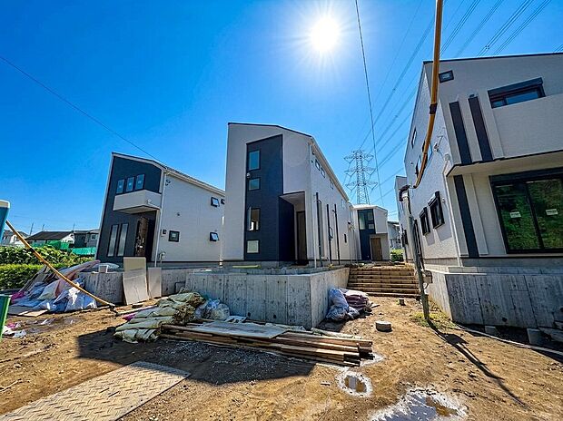 建築中の戸建て住宅と前面道路