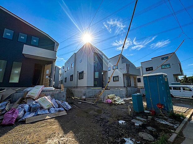 建築中の住宅と周辺の様子