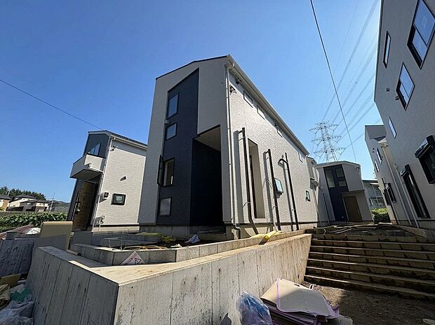 階段と植栽のある住宅外観