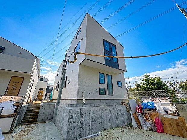 青空の下に建つ戸建て住宅の外観