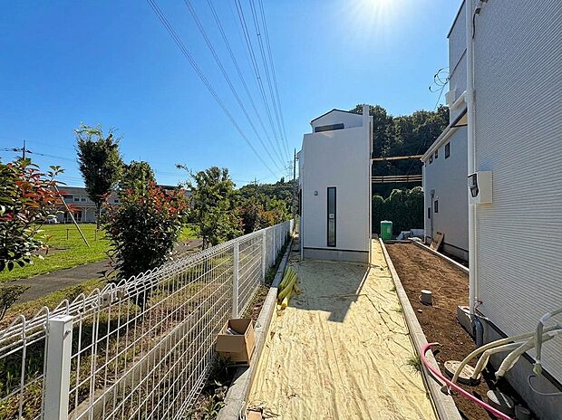 建物脇のウッドデッキと屋外通路