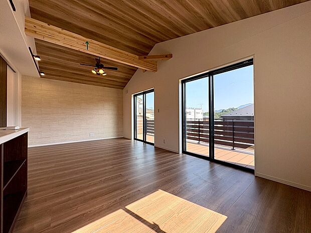 明るいリビングルームは自然と家族が集まるコミュニケーションの場所に