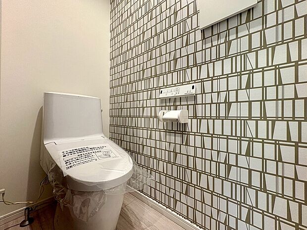 トイレには快適な温水洗浄便座付