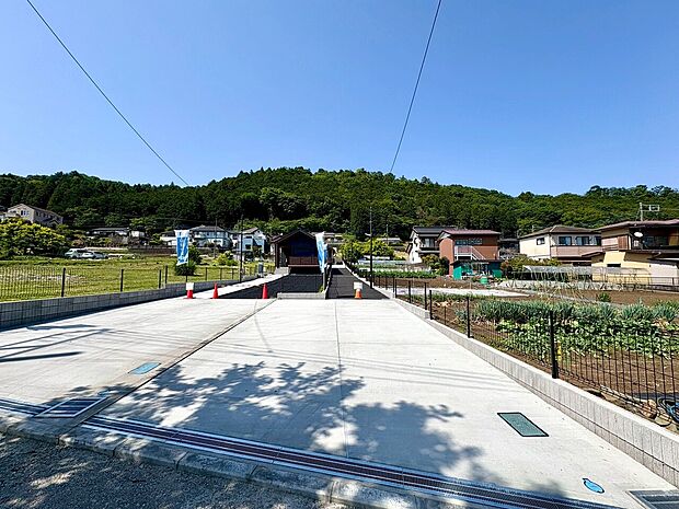 2台分可能なゆとりの敷地。1台の方でもお客様が来られた時に安心です