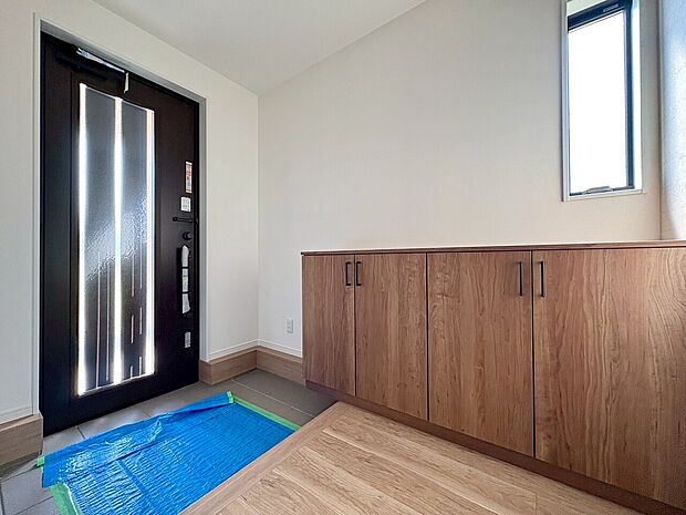 落ち着いた雰囲気の玄関、家族の帰りを暖かく迎えてくれます