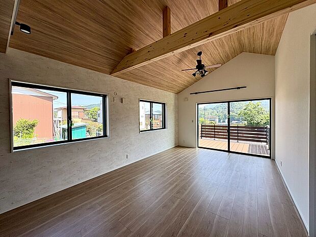 広がりのある空間、家族の集まるリビングダイニング