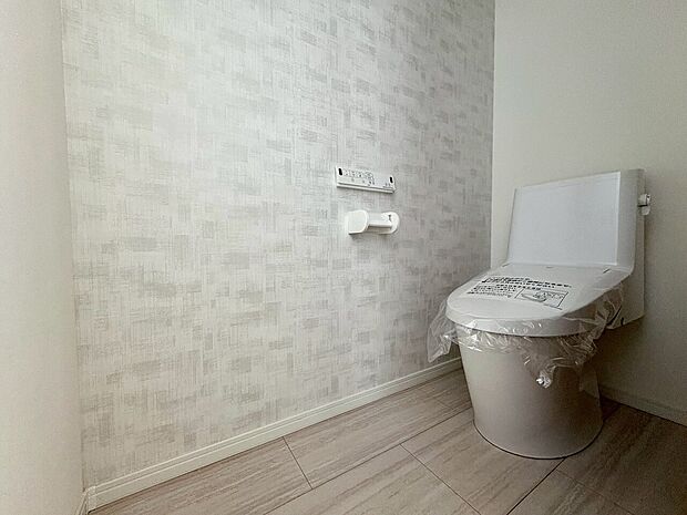 トイレには快適な温水洗浄便座付