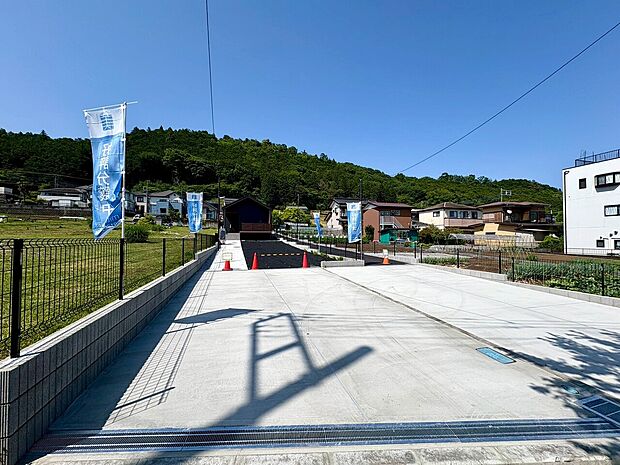 2台分可能なゆとりの敷地。1台の方でもお客様が来られた時に安心です