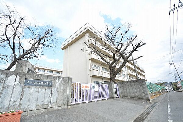 座間市立栗原中学校　距離約650m