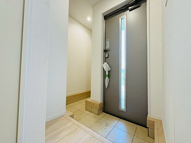 明るさとコントラストを兼ね備えた玄関