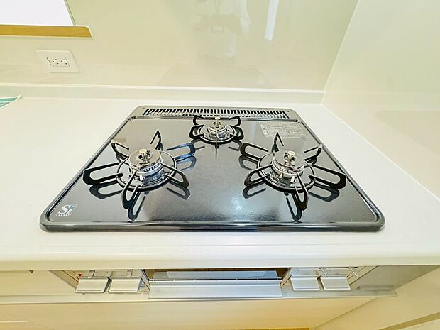 3口ガスコンロでお料理のスピードもUP。効率よくお料理ができますね