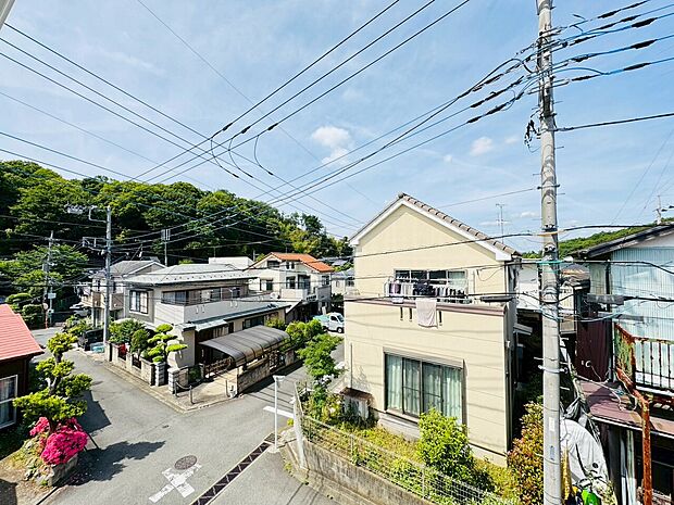 バルコニーからは建物に邪魔されない、広々とした青空が臨めます