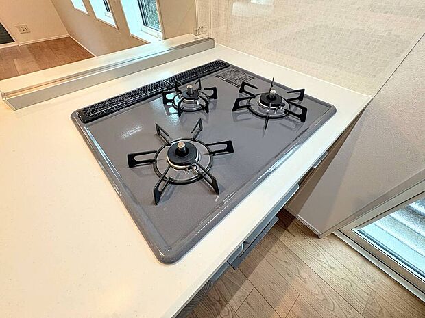 ガスコンロが備わったキッチンの調理スペース