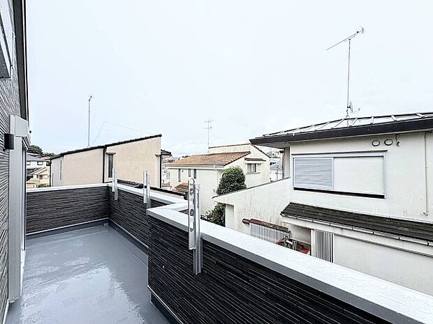 バルコニーから見た周囲の住宅街の眺望
