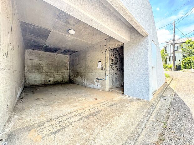 屋外に面したガレージスペース