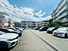 駐車場：建物に囲まれた敷地内の駐車スペース
