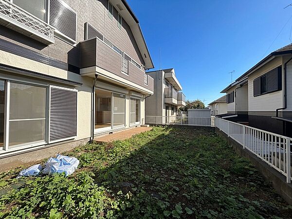 建物に囲まれた敷地内の植栽スペース