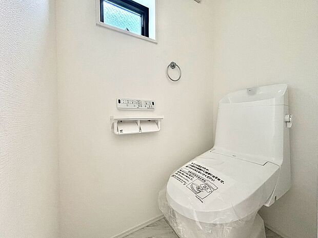 シンプルで清潔感のあるトイレ空間です