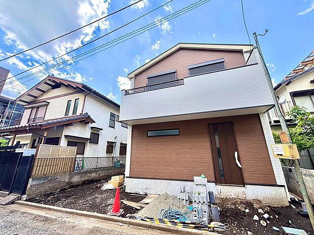 2階建ての住宅 外観、近隣に住宅が立ち並ぶ環境