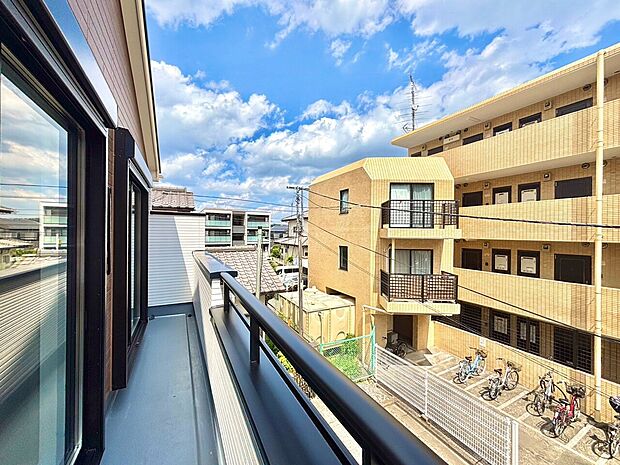 バルコニーからの街並みと近隣建物の眺望