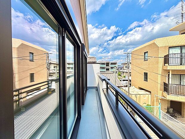 広いバルコニーと周囲の住宅街が見渡せる眺望です