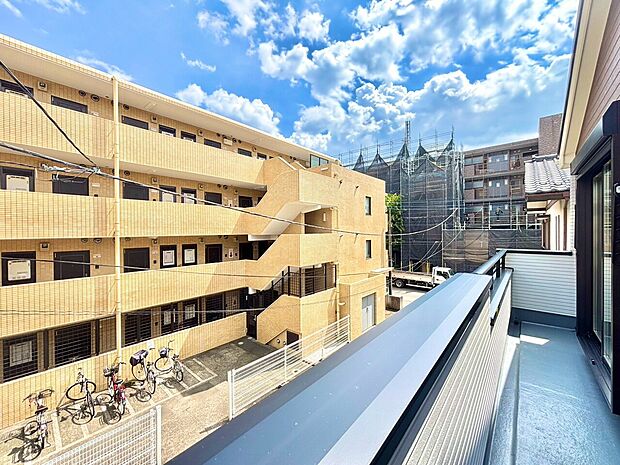 バルコニーから向かいの建物と空が見える景色です