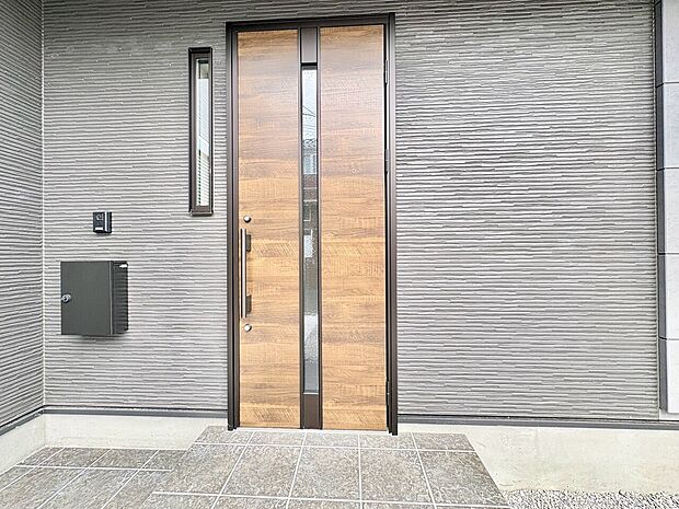 木目調の玄関扉がある住宅の玄関外観
