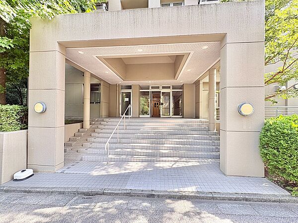 階段付きの建物入口、周囲に緑豊かな環境がある