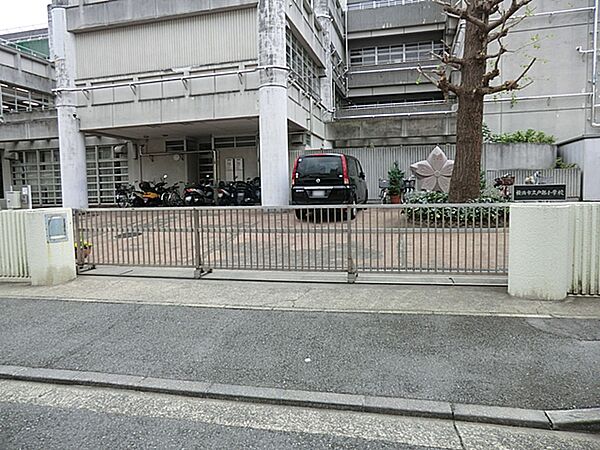 横浜市立戸部小学校　距離約220m