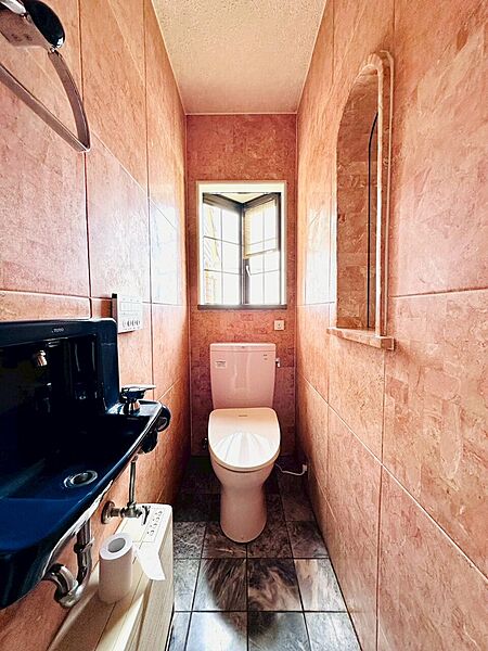 コンパクトなトイレ空間、清潔感のある内装