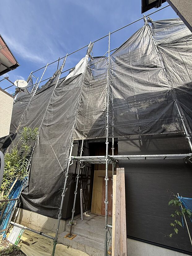 建物外観足場と養生シートが設置されています