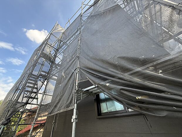 建物外観と足場を確認できる写真