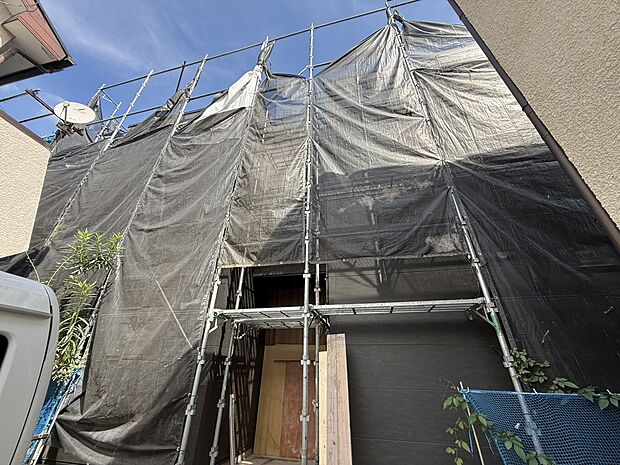 建物外観を覆う足場と養生シート