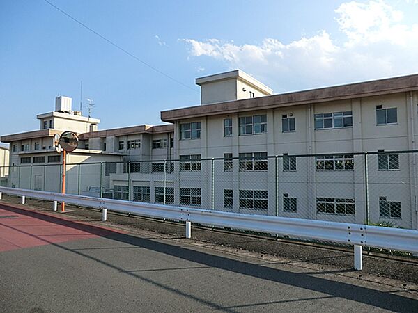綾瀬市立北の台中学校　距離約500m