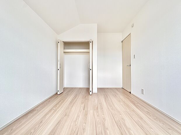 シンプルで明るい収納付きの洋室です