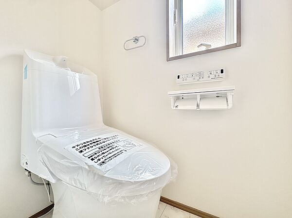 清潔感のあるトイレ空間、温水洗浄便座付きです