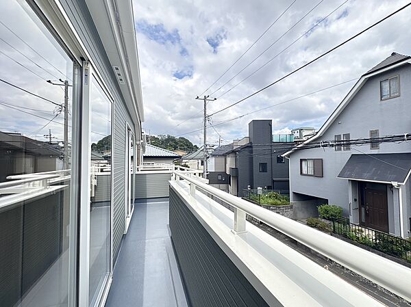 バルコニーから見える住宅街の眺望と窓際のスペース