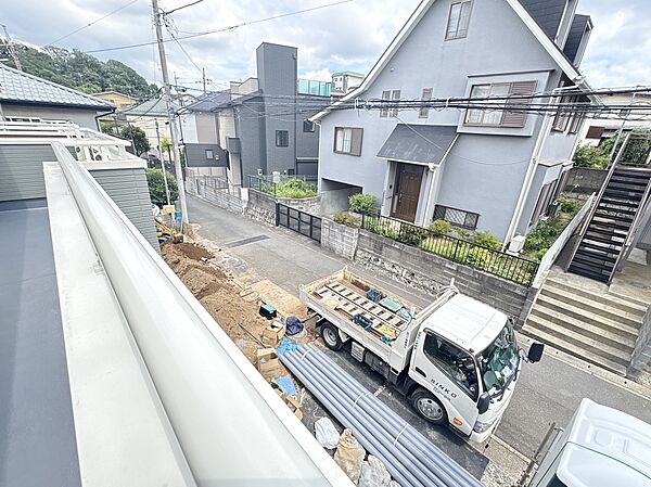 建物近くの道路と住宅街が見えるバルコニーからの眺望