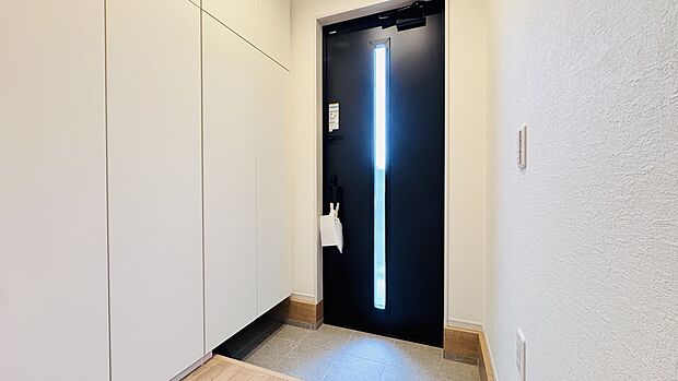明るい玄関とシンプルな下駄箱付きの玄関スペース