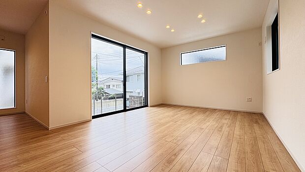 大きな窓と明るい木目の床が特徴のリビング空間