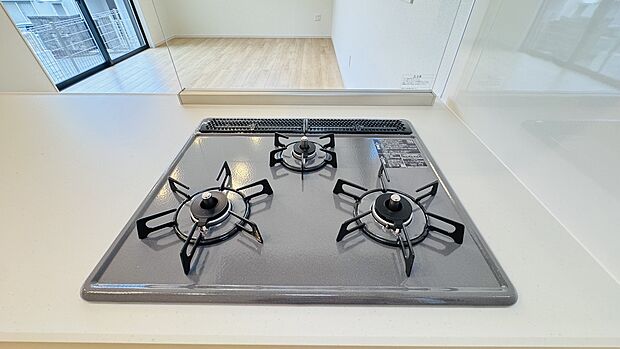 3口ガスコンロ付きのシステムキッチンです