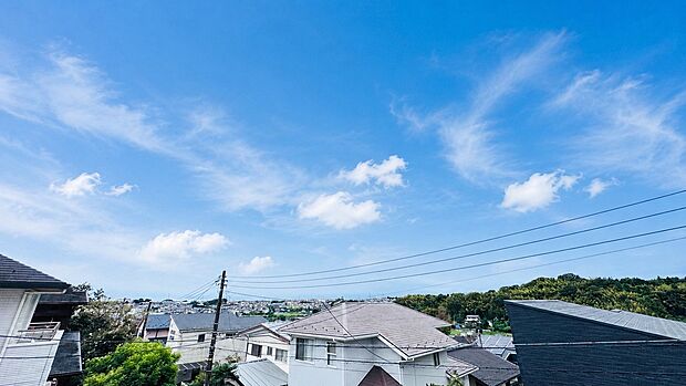 周辺の住宅と青空が見渡せる眺望の様子