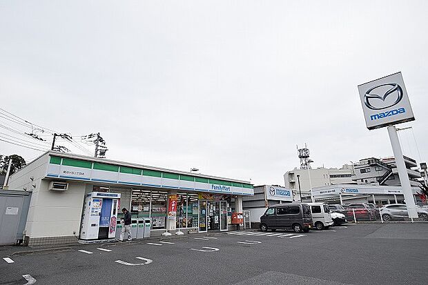 ファミリーマート　鍛冶ヶ谷二丁目店まで約650m