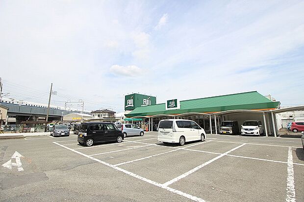FUJI　倉見店まで約1300m