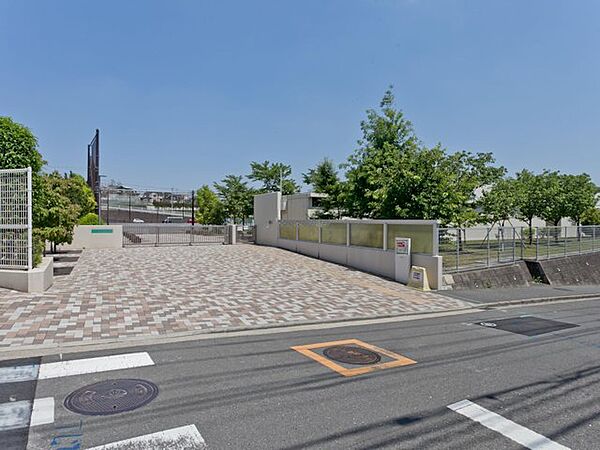 横浜市立美しが丘西小学校　距離約430m