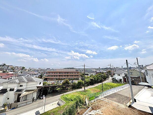 建物と周辺の街並みを望む眺望