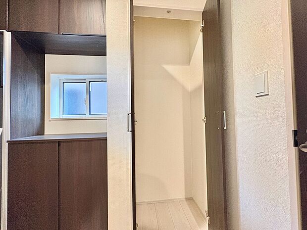 キッチン横に設置された収納スペース