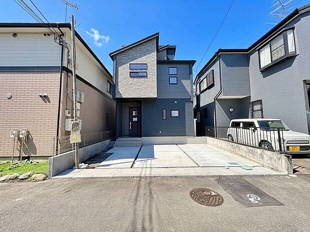 住宅街に建つ戸建て住宅と前面道路