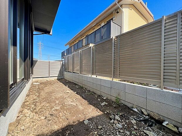 建物側面に沿った砂利敷きの通路